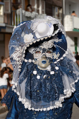Touloulou bleu en pose au carnaval de Cayenne en Guyane française