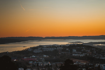 Widok na stolicę Norwegii w Oslo tuż po zachodzie słońca w kierunku Oslofjordu