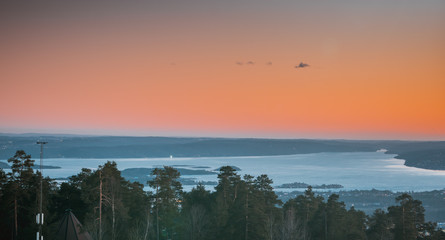 Widok na stolicę Norwegii w Oslo tuż po zachodzie słońca w kierunku Oslofjordu - obrazy, fototapety, plakaty