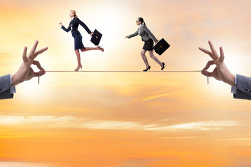 Obraz premium Businesswoman walking on tight rope