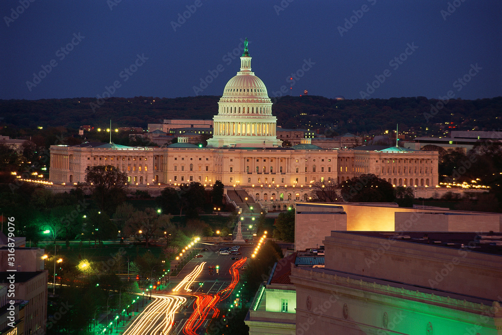 Wall mural capitol building at night