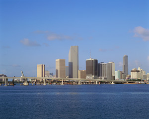 Fototapeta na wymiar Miami skyline and water