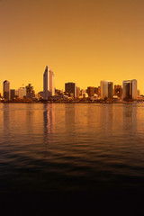 Fototapeta premium Panoramę San Diego skąpano w złocistym świetle