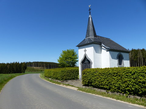 Kleine Kapelle mit Strasse bei Weiswampach / Luxemburg