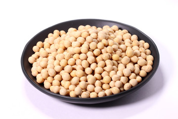 皿に盛った大豆