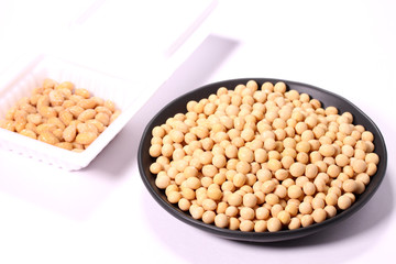 大豆とパック入りの納豆