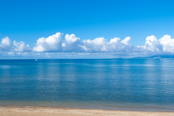 Fototapeta premium 晴れた日の透き通った海に写った雲と空の風景