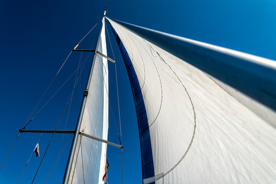 Segel einer Segelyacht im Wind