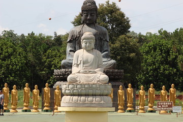 Centro budista, estatuas