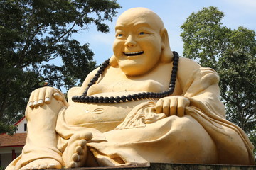 Estatua de buda grande en templo budista
