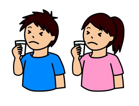 コップに入れた牛乳を飲んでしかめっ面をしている人々