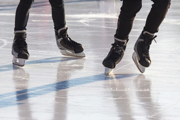 Obraz premium different people are actively skating on an ice rink. hobbies and leisure. winter sports