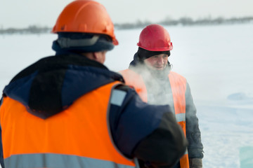 Slinger in an orange helmet at the installation site