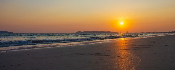 Fototapeta premium The beautiful light of the sunset on the beach Rayong, Thailand