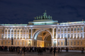 Obraz premium Saint Petersburg, Russia - Winter Palace Square and The General Staff building, State Hermitage Museum in St. Petersburg at night