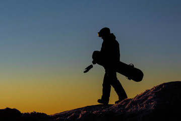 Naklejka na ściany i meble Snowboarder auf einem Eishügel auf dem Fichtelberg bei Sonnenuntergang, Silhouette, Erzgebirge, Sachsen, Deutschland, Europa 