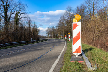 Landstraße mit barrier am seitenrand