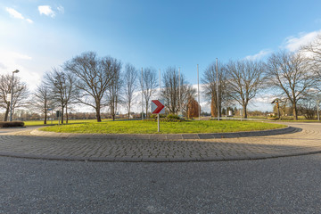 Kreisverkehr mit richtungspfeil zur Landstraße