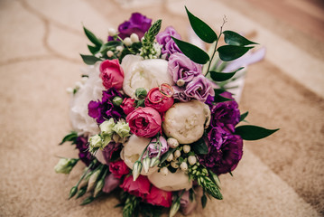 Fototapeta na wymiar Bouquet of white and purple flowers