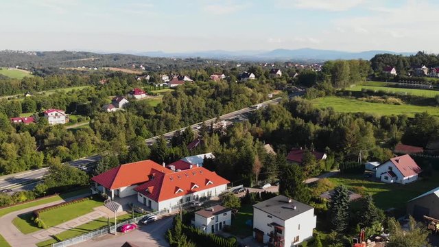 Krajobraz polskiej wsi z widokiem na g&oacute;ry z lotu ptaka