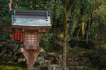 京都 上賀茂神社 神山と灯籠