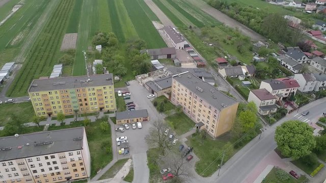 Bloki mieszkalne na osiedlu w środku miasta z lotu ptaka