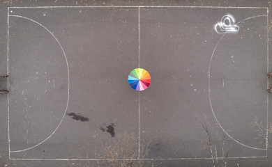 Regenbogenschirm auf Sportplatz