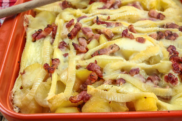 plat de tartiflette sur une table