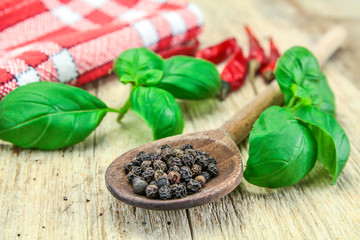 basilic et et poivre sur une table en bois