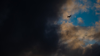 Jet fliegt in Wolkenfront