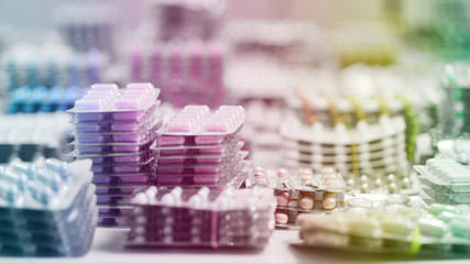 Viele Medikamente und Arzneien in Apotheke