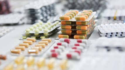 Viele sortierte Tabletten und Pillen als Medikamente