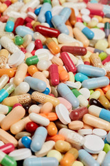 Hintergrund mit vielen bunten Medikamenten und Pillen