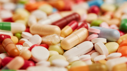Bunte Tabletten und Medikamente auf Haufen