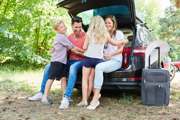 Familie mit Kindern im Auto macht eine Rast