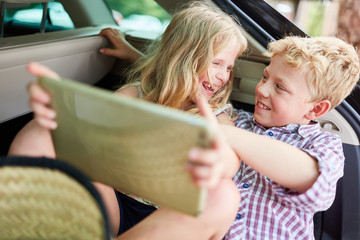 Geschwister Paar hat Spaß im Auto