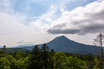 日本の北海道東部にある阿寒摩周国立公園・7月の雄阿寒岳