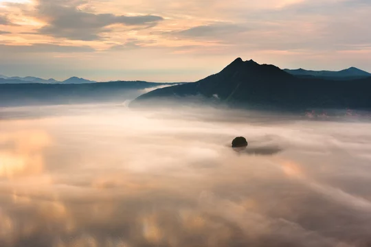 日本の北海道東部にある阿寒摩周国立公園 7月 夜明けの摩周湖と雲海 Foto De Stock Adobe Stock