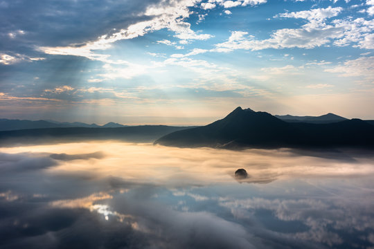 雲海 Images – Browse 52,637 Stock Photos, Vectors, and Video
