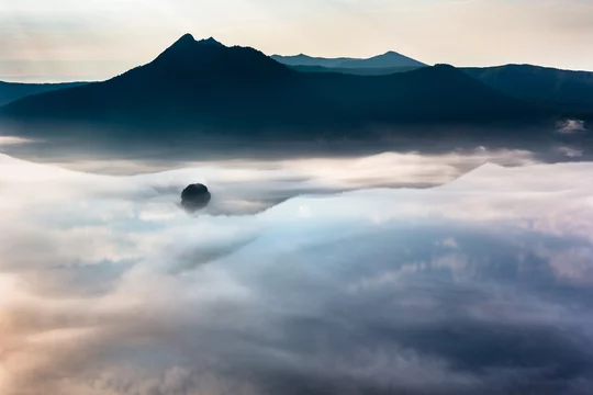 日本の北海道東部にある阿寒摩周国立公園 7月 夜明けの摩周湖と雲海stock Photo Adobe Stock