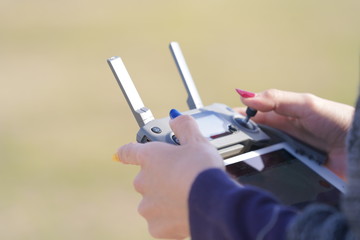 ドローンを操作する手元