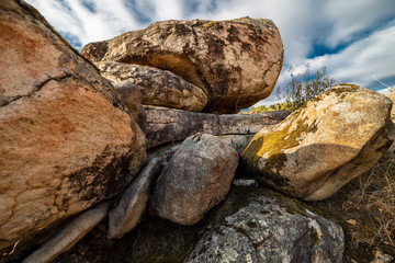 Granito y nubes en el cerro Alcornocoso. Cadalso de los Vidrios. Madrid. España. Europa.