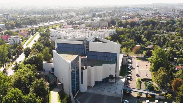 Widok na nowoczesny kości&oacute;ł w centrum miasta z lotu ptaka
