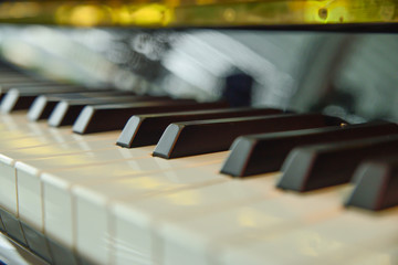Pianoforte e tasti di piano forte in primo piano
