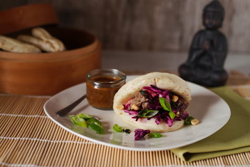 Gua Bao Taiwan Streefood mit pulled pork oder lammfleisch in gedämpften hefebun mit rotkraut und würzigem pflaumenmus 