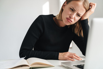 Obraz premium Blonde business woman work with documents and laptop