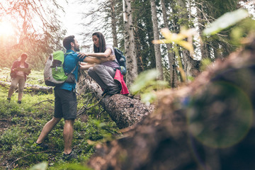 Gruppe von Wanderern, die in den Bergen wandern. 