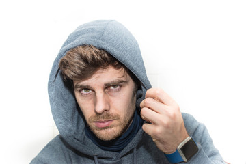 Retrato de un hombre con capucha