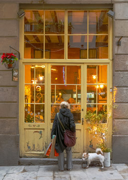 Mujer ante un escaparate antiguo del Barrio G&oacute;tico