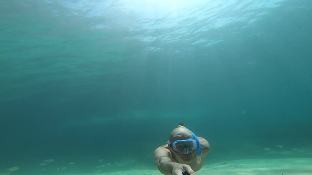 hombre snorkel en el mar de aguas cristalinas de una playa de mallorca